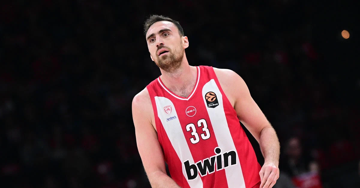 Ο Νίκολα Μιλουτίνοφ παίρνει ένα επιθετικό ριμπάουντ πάνω από τους αμυντικούς της Αρμάνι Μιλάνο στο Στάδιο Ειρήνης και Φιλίας.