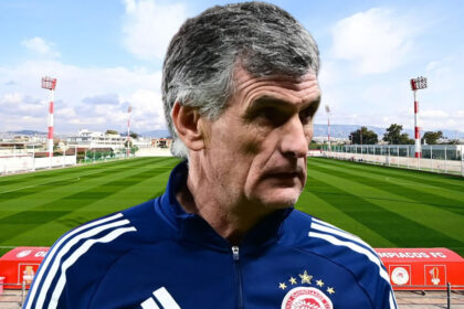 Ο Χοσέ Λουίς Μεντιλίμπαρ δίνει οδηγίες στους παίκτες του Ολυμπιακού ενόψει του ντέρμπι κορυφής με την ΑΕΚ για τα πλέι οφ.