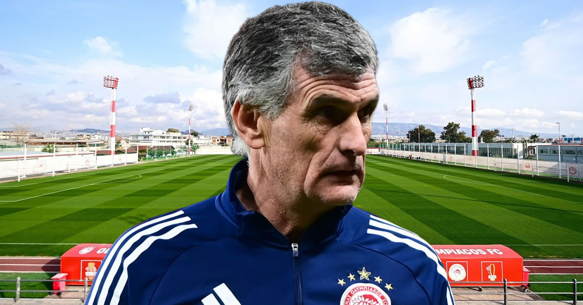 Ο Χοσέ Λουίς Μεντιλίμπαρ δίνει οδηγίες στους παίκτες του Ολυμπιακού ενόψει του ντέρμπι κορυφής με την ΑΕΚ για τα πλέι οφ.