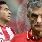 Ο προπονητής του Ολυμπιακού Χοσέ Λουίς Μεντιλίμπαρ παρακολουθεί τον Ορτέγκα