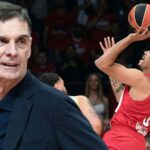 Ο προπονητής του Ολυμπιακού, Γιώργος Μπαρτζώκας, δίνει οδηγίες στους παίκτες του κατά τη διάρκεια του αγώνα playoffs της Euroleague με τη Μονακό.