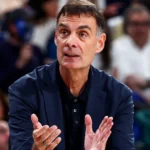 Ο Γιώργος Μπαρτζώκας δίνει οδηγίες στους παίκτες του Ολυμπιακού στο παρκέ ενόψει των κρίσιμων αναμετρήσεων στα playoffs της Euroleague.