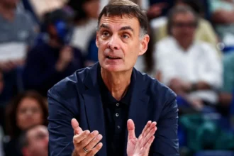 Ο Γιώργος Μπαρτζώκας δίνει οδηγίες στους παίκτες του Ολυμπιακού στο παρκέ ενόψει των κρίσιμων αναμετρήσεων στα playoffs της Euroleague.