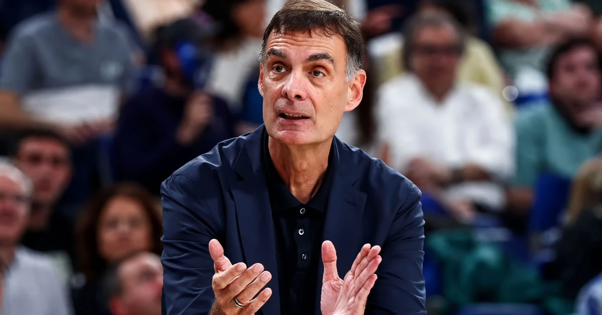 Ο Γιώργος Μπαρτζώκας δίνει οδηγίες στους παίκτες του Ολυμπιακού στο παρκέ ενόψει των κρίσιμων αναμετρήσεων στα playoffs της Euroleague.