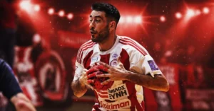 Παίκτες του Ολυμπιακού πανηγυρίζουν την άνετη εκτός έδρας νίκη και την πρόκριση επί του Ιωνικού Νέας Φιλαδέλφειας στα ημιτελικά της Handball Premier.