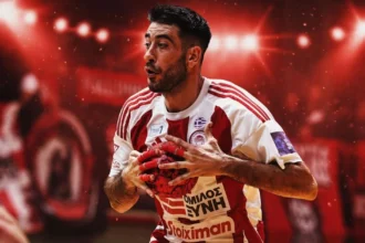 Παίκτες του Ολυμπιακού πανηγυρίζουν την άνετη εκτός έδρας νίκη και την πρόκριση επί του Ιωνικού Νέας Φιλαδέλφειας στα ημιτελικά της Handball Premier.