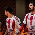 Οι παίκτες του Ολυμπιακού πανηγυρίζουν τη νίκη επί του Ιωνικού Νέας Φιλαδέλφειας και την ανατροπή στον πρώτο ημιτελικό της Handball Premier στην Ηλιούπολη.