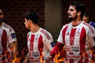 Οι παίκτες του Ολυμπιακού πανηγυρίζουν τη νίκη επί του Ιωνικού Νέας Φιλαδέλφειας και την ανατροπή στον πρώτο ημιτελικό της Handball Premier στην Ηλιούπολη.