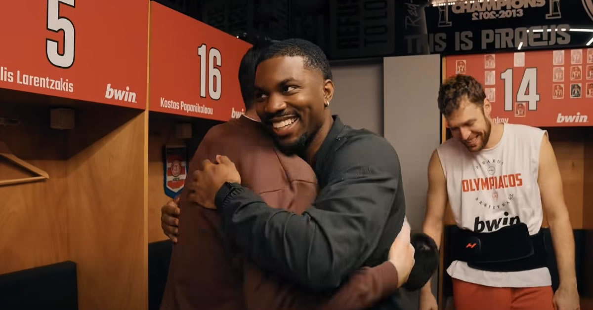 Ο Κίναν Έβανς χαμογελαστός με τα ρούχα του Ολυμπιακού κατά την ξαφνική επιστροφή του στην Ελλάδα και την ομάδα.