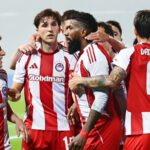 Οι παίκτες του Ολυμπιακού κατά τη διάρκεια αγώνα πριν τον ΠΑΟΚ