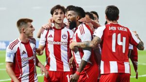 Οι παίκτες του Ολυμπιακού κατά τη διάρκεια αγώνα πριν τον ΠΑΟΚ