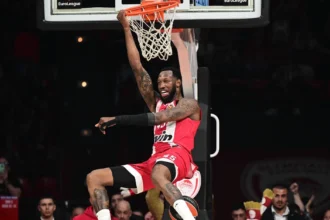 Ο Σάσα Βεζένκοφ και ο Νίκολα Μιλουτίνοφ πανηγυρίζουν τη νίκη του Ολυμπιακού επί της Μιλάνο και την κατάκτηση της πρώτης θέσης στην Euroleague.