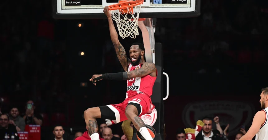 Ο Σάσα Βεζένκοφ και ο Νίκολα Μιλουτίνοφ πανηγυρίζουν τη νίκη του Ολυμπιακού επί της Μιλάνο και την κατάκτηση της πρώτης θέσης στην Euroleague.