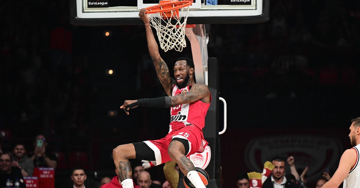 Ο Σάσα Βεζένκοφ και ο Νίκολα Μιλουτίνοφ πανηγυρίζουν τη νίκη του Ολυμπιακού επί της Μιλάνο και την κατάκτηση της πρώτης θέσης στην Euroleague.