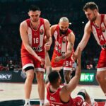 Οι παίκτες του Ολυμπιακού μπροστά στον κόσμο στο ΣΕΦ κατά τη διάρκεια της μεγάλης νίκης επί της Μονακό για την Euroleague.