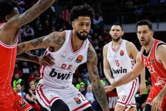 Ο Τάιλερ Ντόρσεϊ και οι παίκτες του Ολυμπιακού πανηγυρίζουν τη μεγάλη νίκη επί της Χάποελ για την Euroleague στη Σόφια.