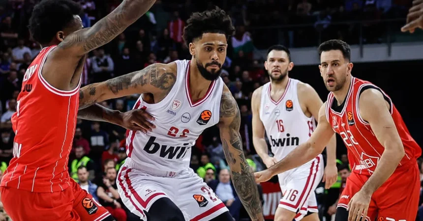 Ο Τάιλερ Ντόρσεϊ και οι παίκτες του Ολυμπιακού πανηγυρίζουν τη μεγάλη νίκη επί της Χάποελ για την Euroleague στη Σόφια.