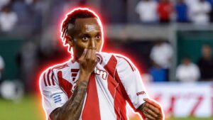 Ο Μάρτινς του Ολυμπιακού πανηγρίζει με την φανέλα του Θρύλου