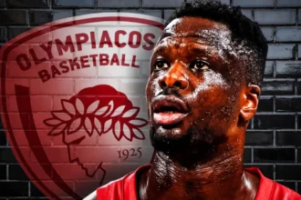 Οπαδοί του Ολυμπιακού στις κερκίδες του ΣΕΦ αποθεώνουν τον Μουστάφα Φαλ,