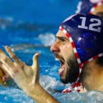 Παίκτες του Ολυμπιακού στο πόλο πανηγυρίζουν δυναμικά μπροστά στους φιλάθλους τους σε αγώνα του Champions League στο Παπαστράτειο.