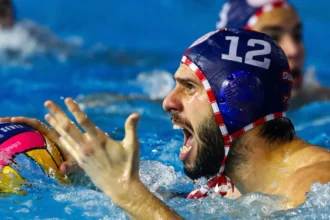 Παίκτες του Ολυμπιακού στο πόλο πανηγυρίζουν δυναμικά μπροστά στους φιλάθλους τους σε αγώνα του Champions League στο Παπαστράτειο.