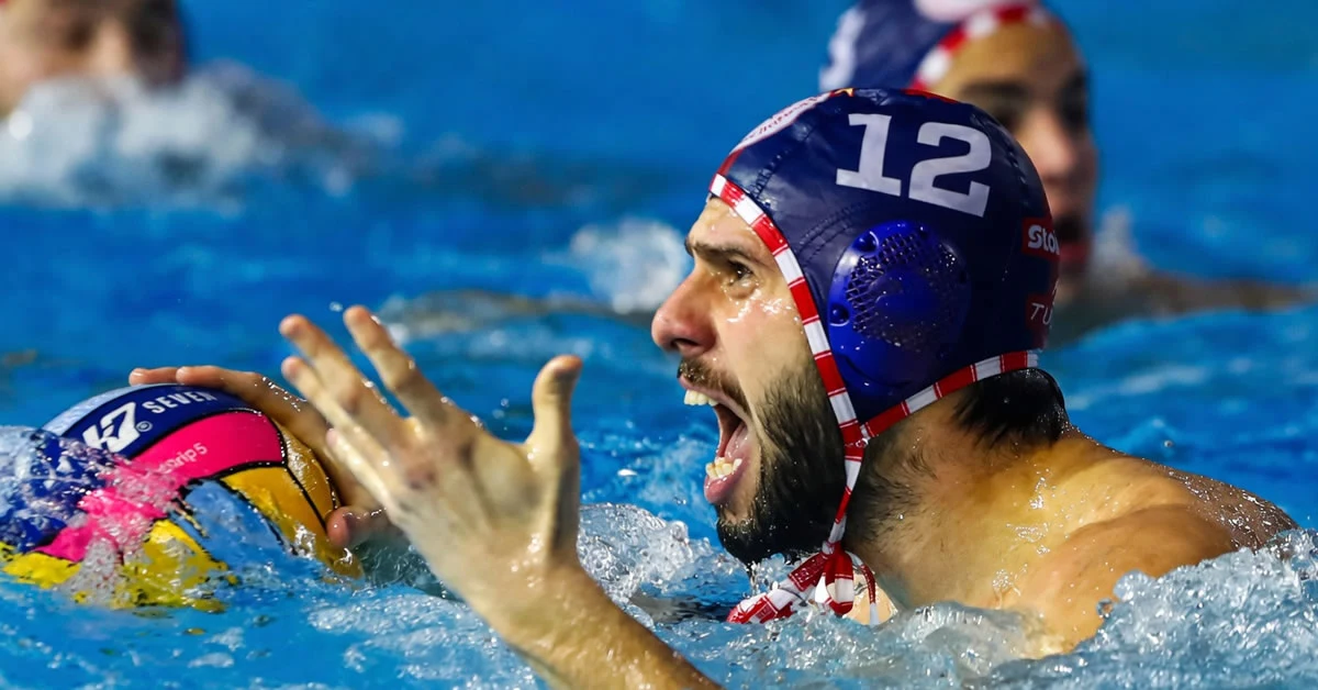 Παίκτες του Ολυμπιακού στο πόλο πανηγυρίζουν δυναμικά μπροστά στους φιλάθλους τους σε αγώνα του Champions League στο Παπαστράτειο.