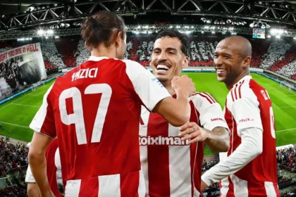 Οι παίκτες του Ολυμπιακού στον αγωνιστικό χώρο ενόψει κρίσιμου αγώνα για τα playoffs της Stoiximan Super League.