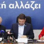 Ο Νίκος Χαρδαλιάς με την Χριστίνα Τσιλιγκίρη και τον Μιχάλη Κουντούρη βάζουν τις υπογραφές για το νέο κολυμβητήριο του Ολυμπιακού στο ΣΕΦ.