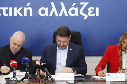 Ο Νίκος Χαρδαλιάς με την Χριστίνα Τσιλιγκίρη και τον Μιχάλη Κουντούρη βάζουν τις υπογραφές για το νέο κολυμβητήριο του Ολυμπιακού στο ΣΕΦ.