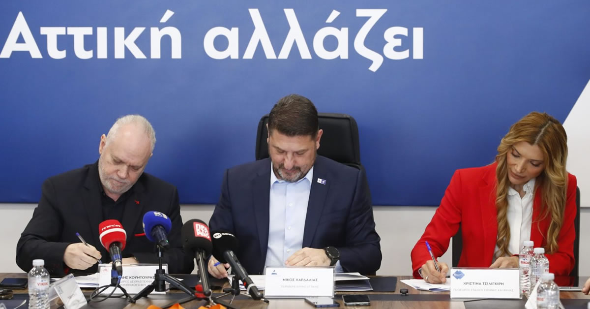 Ο Νίκος Χαρδαλιάς με την Χριστίνα Τσιλιγκίρη και τον Μιχάλη Κουντούρη βάζουν τις υπογραφές για το νέο κολυμβητήριο του Ολυμπιακού στο ΣΕΦ.