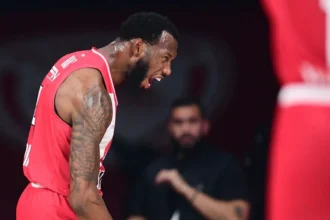 Ο Ντόντα Χολ πανηγυρίζει σημαντικό καλάθι του Ολυμπιακού κόντρα στη Βιλερμπάν για την EuroLeague.