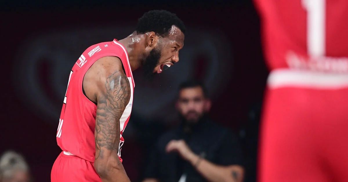 Ο Ντόντα Χολ πανηγυρίζει σημαντικό καλάθι του Ολυμπιακού κόντρα στη Βιλερμπάν για την EuroLeague.