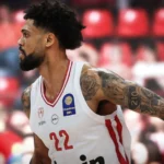 Ο Τάιλερ Ντόρσεϊ του Ολυμπιακού κυριαρχεί απέναντι στην άμυνα του Άρη κατά τη διάρκεια της νίκης των ερυθρόλευκων στο ΣΕΦ.