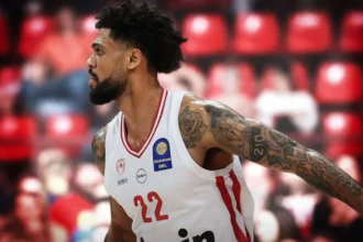 Ο Τάιλερ Ντόρσεϊ του Ολυμπιακού κυριαρχεί απέναντι στην άμυνα του Άρη κατά τη διάρκεια της νίκης των ερυθρόλευκων στο ΣΕΦ.