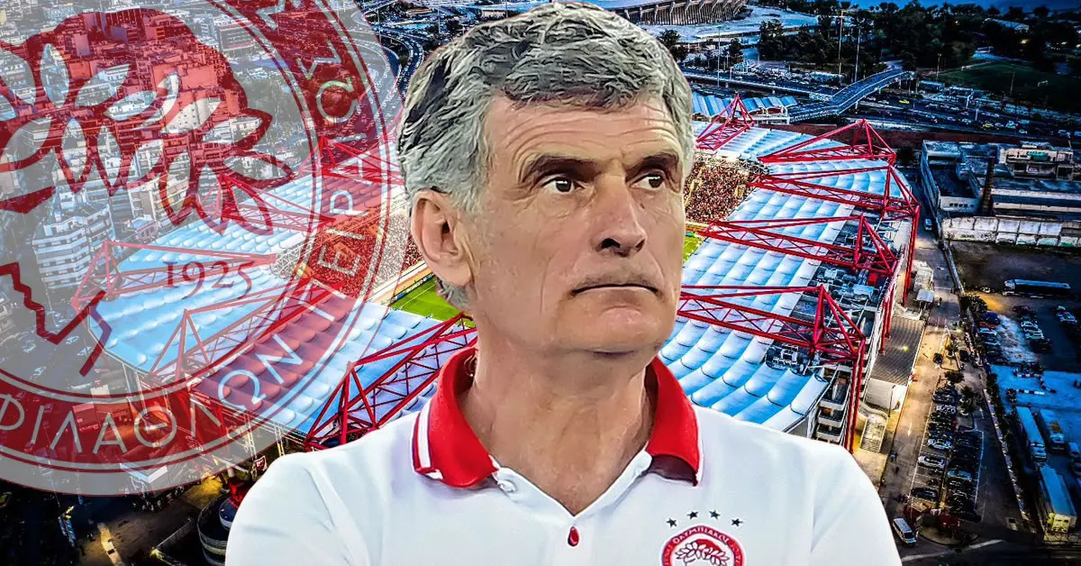 Ο προπονητής του Ολυμπιακού, Χοσέ Λουίς Μεντιλίμπαρ, δίνει οδηγίες στους ποδοσφαιριστές του στο Ρέντη ενόψει του κρίσιμου ντέρμπι με την ΑΕΚ για τα playoffs.