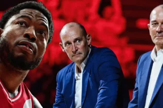 Ο Ταϊρίκ Τζόουνς του Ολυμπιακού αντιδρά σε αγώνα μπάσκετ, την ώρα που η ομάδα προχωρά σε διπλή προσφυγή στο ΑΣΕΑΔ.