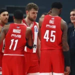 Ο Γιώργος Μπαρτζώκας δίνει οδηγίες στον Σάσα Βεζένκοφ ενόψει της κρίσιμης αναμέτρησης του Ολυμπιακού στη Σόφια εν μέσω πολλών απουσιών.