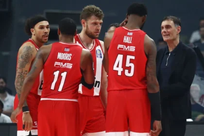 Ο Γιώργος Μπαρτζώκας δίνει οδηγίες στον Σάσα Βεζένκοφ ενόψει της κρίσιμης αναμέτρησης του Ολυμπιακού στη Σόφια εν μέσω πολλών απουσιών.