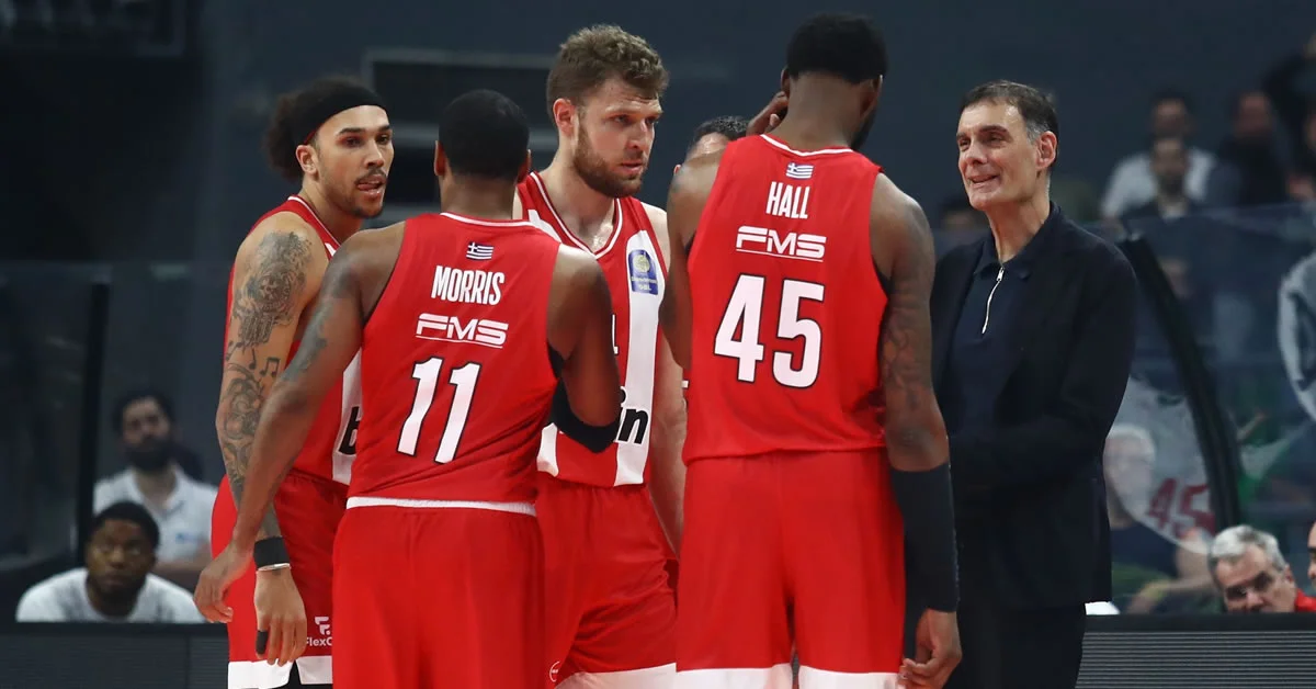 Ο Γιώργος Μπαρτζώκας δίνει οδηγίες στον Σάσα Βεζένκοφ ενόψει της κρίσιμης αναμέτρησης του Ολυμπιακού στη Σόφια εν μέσω πολλών απουσιών.