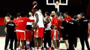 Παίκτες του Ολυμπιακού στο κατάμεστο ΣΕΦ έτοιμοι για τη μάχη των playoffs της Euroleague εναντίον της Μονακό.