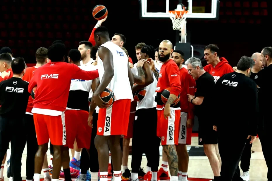 Παίκτες του Ολυμπιακού στο κατάμεστο ΣΕΦ έτοιμοι για τη μάχη των playoffs της Euroleague εναντίον της Μονακό.