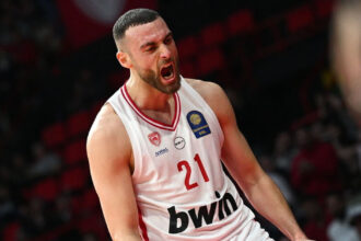 Ο Όμηρος Νετζήπογλου σε εντυπωσιακή προσπάθεια απέναντι στην άμυνα της Μυκόνου, κατά τη διάρκεια της νίκης του Ολυμπιακού στο Στάδιο Ειρήνης και Φιλίας.