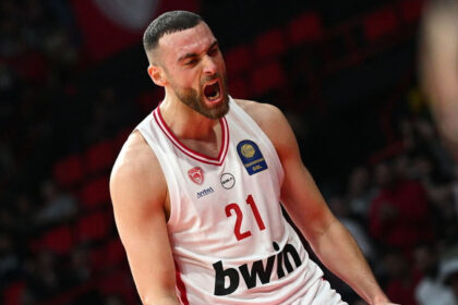 Ο Όμηρος Νετζήπογλου σε εντυπωσιακή προσπάθεια απέναντι στην άμυνα της Μυκόνου, κατά τη διάρκεια της νίκης του Ολυμπιακού στο Στάδιο Ειρήνης και Φιλίας.