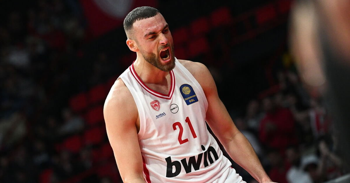 Ο Όμηρος Νετζήπογλου σε εντυπωσιακή προσπάθεια απέναντι στην άμυνα της Μυκόνου, κατά τη διάρκεια της νίκης του Ολυμπιακού στο Στάδιο Ειρήνης και Φιλίας.