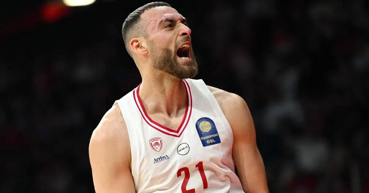 Ο Όμηρος Νετζήπογλου σε εντυπωσιακή προσπάθεια απέναντι στην άμυνα της Μυκόνου, κατά τη διάρκεια της νίκης του Ολυμπιακού στο Στάδιο Ειρήνης και Φιλίας.