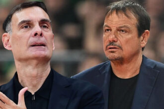 Ο Γιώργος Μπαρτζώκας και ο Εργκίν Αταμάν με έντονο ύφος δίνουν οδηγίες στους παίκτες τους κατά τη διάρκεια της κρίσιμης κανονικής περιόδου της Euroleague 2026.