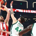 Παικτες του Ολυμπιακού και του Παναθηναϊκού σε έντονη φάση αγώνα μπάσκετ στο ΟΑΚΑ, ενόψει των κρίσιμων διασταυρώσεων για τα playoffs της Euroleague.