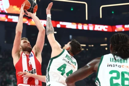 Παικτες του Ολυμπιακού και του Παναθηναϊκού σε έντονη φάση αγώνα μπάσκετ στο ΟΑΚΑ, ενόψει των κρίσιμων διασταυρώσεων για τα playoffs της Euroleague.