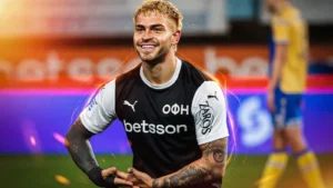 Ο Τιάγκο Νους κατά τη διάρκεια αγώνα, δείχνοντας την επιθετική του ποιότητα με τη φανέλα του ΟΦΗ.