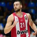 Ο Όμηρος Νετζήπογλου πανηγυρίζει με τεράστιο πάθος μετά από ένα εντυπωσιακό καλάθι με τη φανέλα του Ολυμπιακού απέναντι στη Μύκονο στο ΣΕΦ.